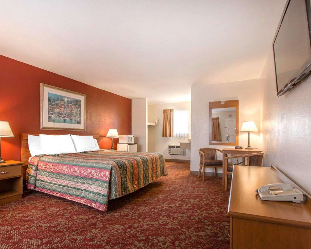 Rodeway Inn Fallbrook Downtown - photo 16