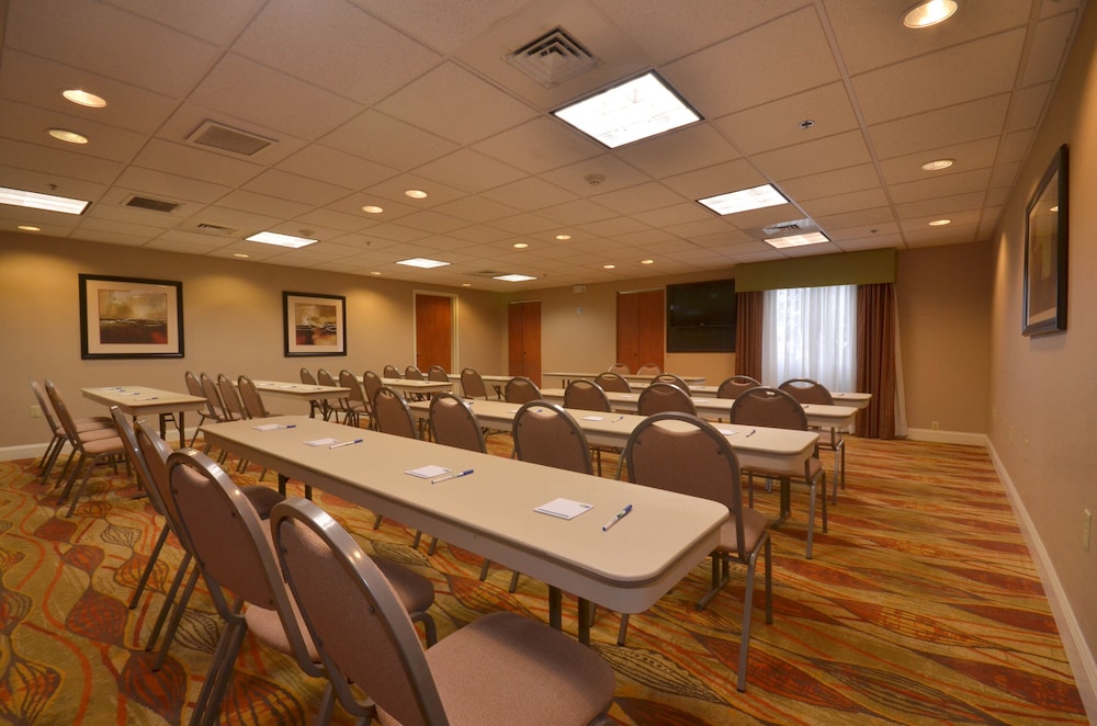 Holiday Inn Express Hotel & Suites Pine Bluff Pines Mall by IHG - photo 42