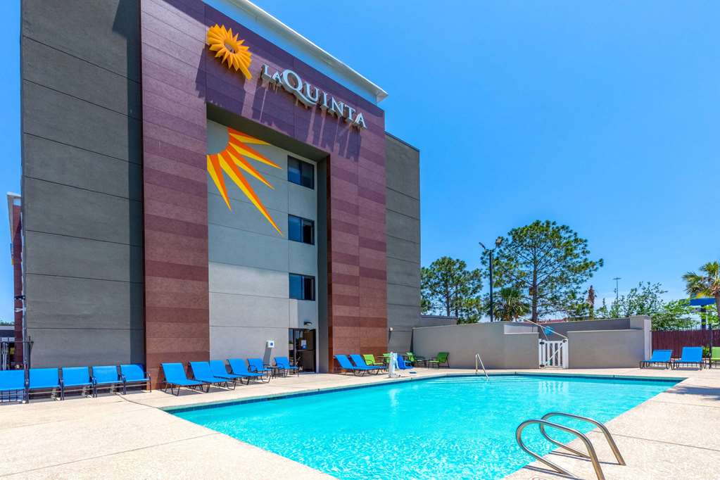 La Quinta Inn & Suites by Wyndham Houston NW Brookhollow - photo 7