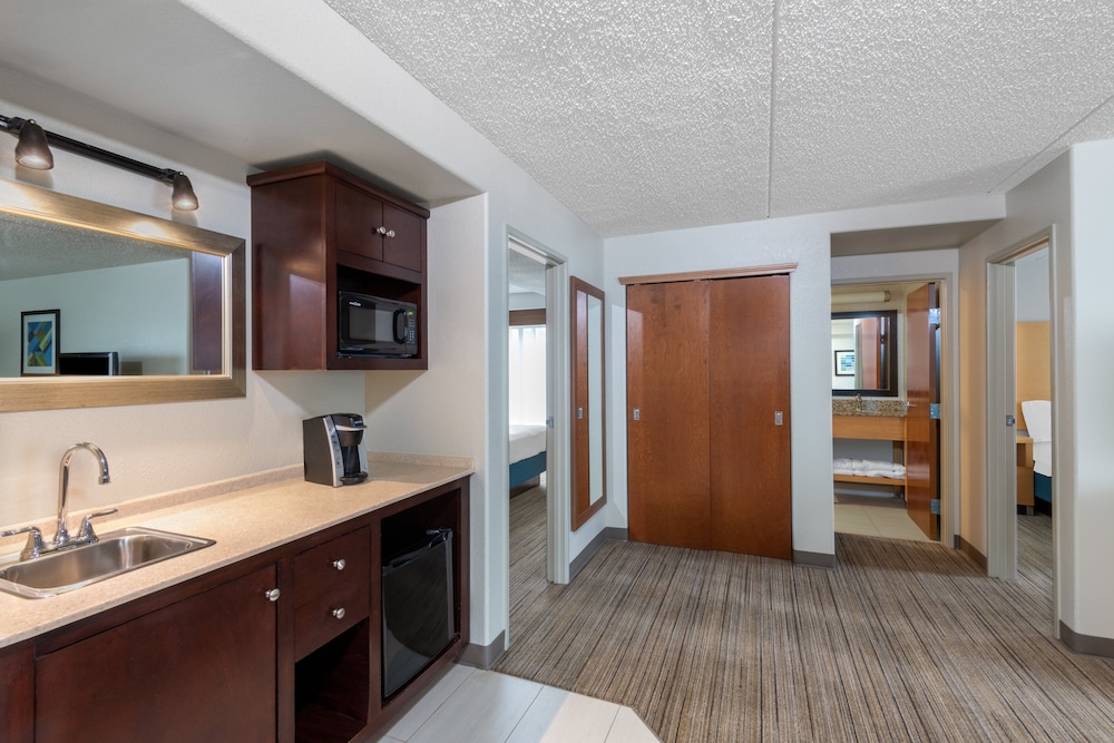 Holiday Inn Express & Suites Wheat Ridge Denver West - photo 3