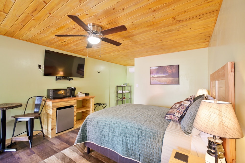 Rusty Buck Inn - photo 4