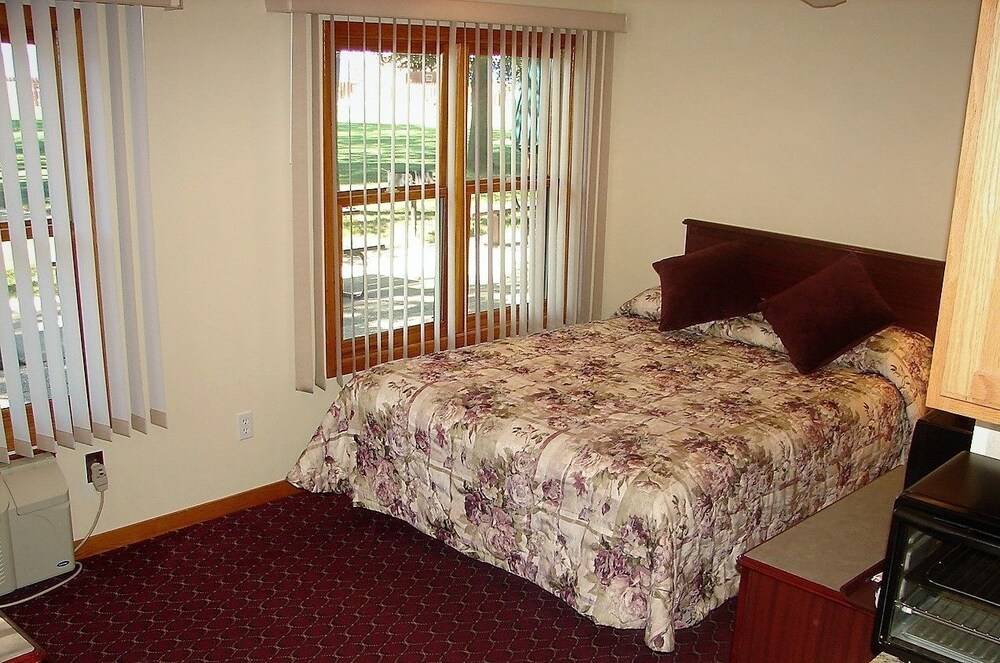 Lake Bluff Inn and Suites - photo 17