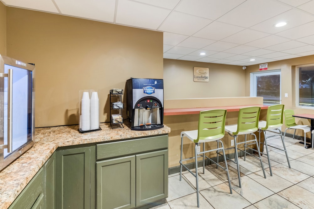 Econo Lodge Inn And Suites - photo 25