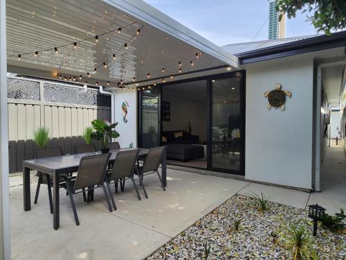 Holiday At The Beach Spa Bath King Bed With Tv — Christies Beach