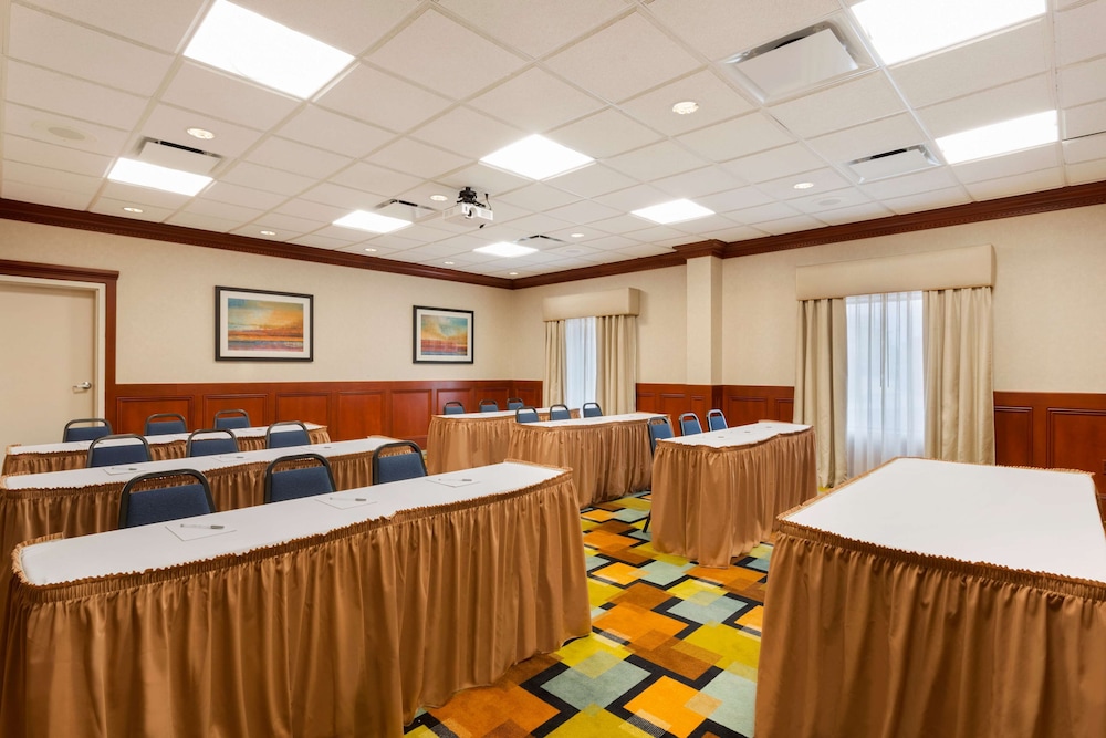 Hampton Inn & Suites Detroit Chesterfield Township - photo 54