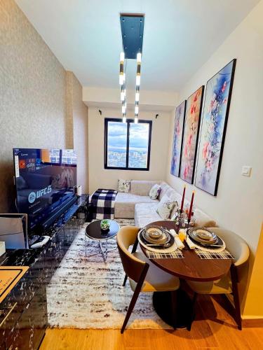 Cozy 1BR Getaway Gym Pool & City Convenience