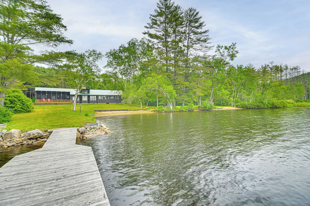 Lakefront Escape with Deck And Kayaks in Lovell — hotel in Stoneham