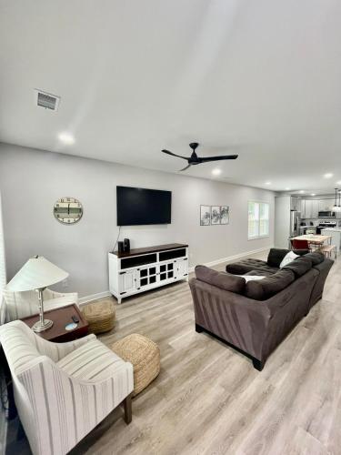 Charming beach home fenced yard sleep 8 pets ok — 4-Star Luxury Hotel in Myrtle Beach, United States