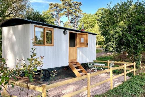 The Hereford Hut Charming 1 bedroom Shepherds Hut — 4-Star Luxury Hotel in Callow, United Kingdom