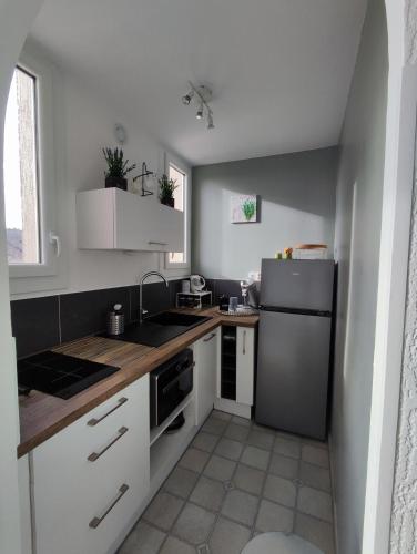 Studio Meuble Classe 2 Etoiles 30m in Greoux-Les-Bains, France