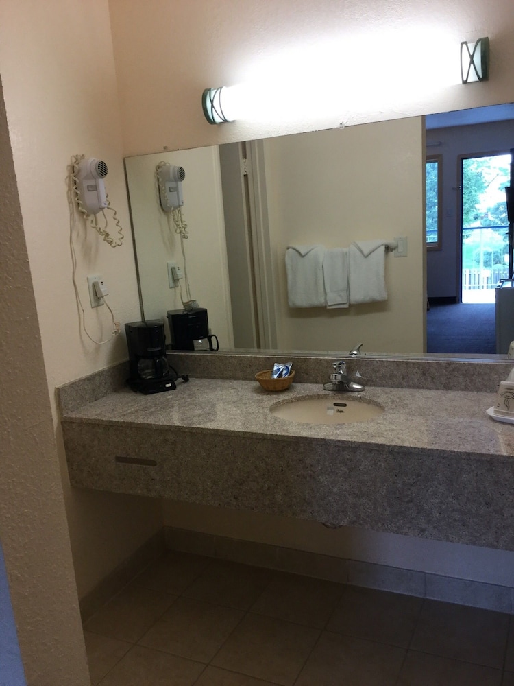 Belmont Inn & Suites - photo 8