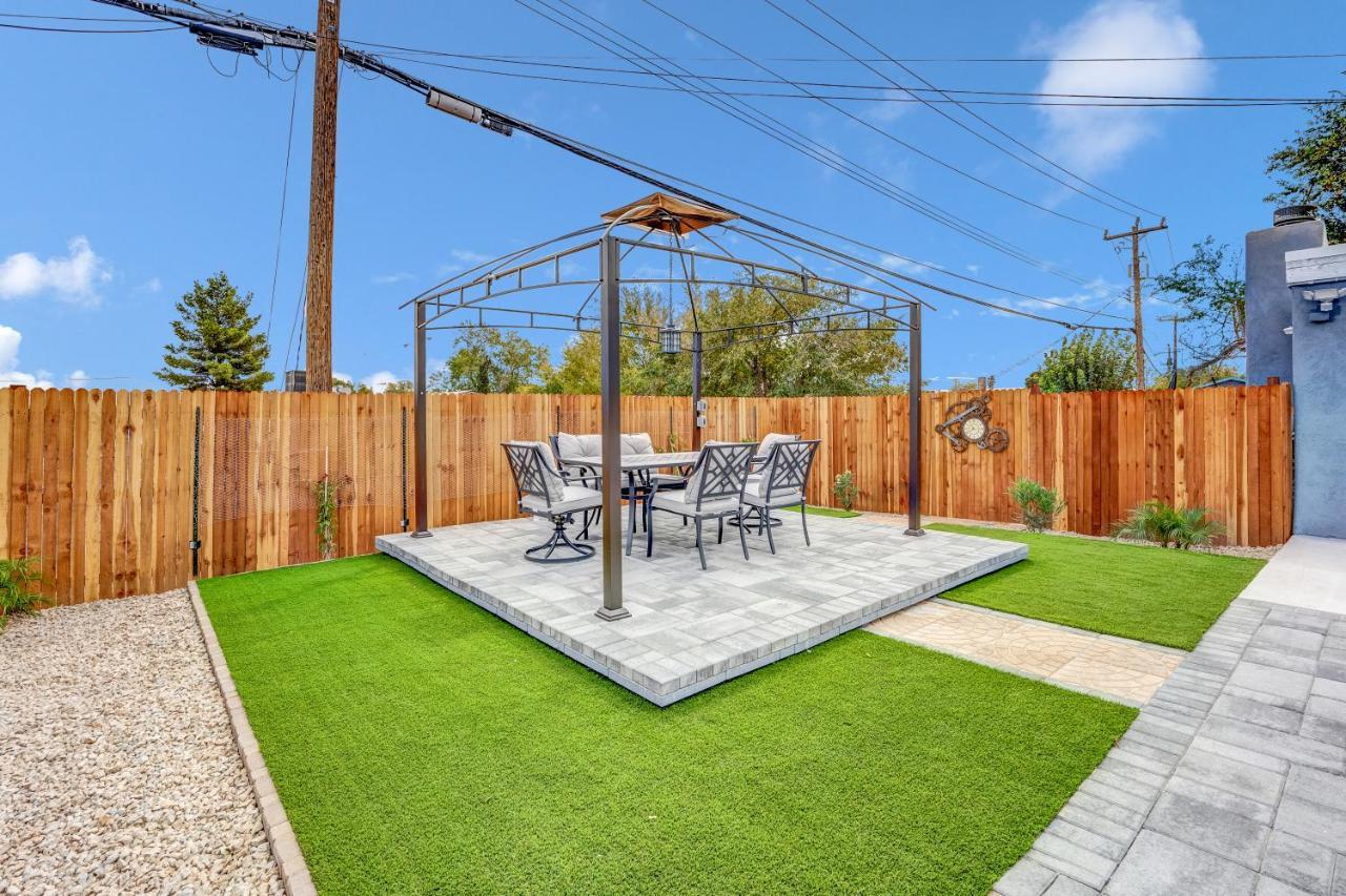 Big Group Remodeled Landscaped King Beds Desks in Las Vegas, United States