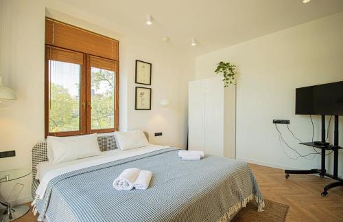 Chic 2BR Center Apt with View By Wehost