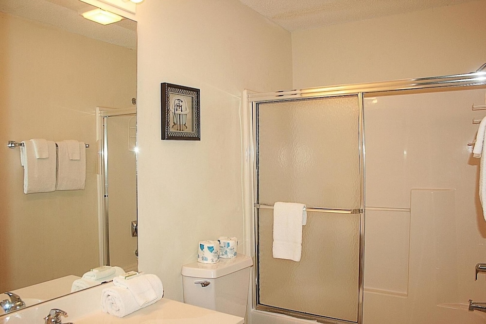 Family Friendly Golf Course View Condo 101M with Great Brunswick Plantation Resort Amenities by RedAwning - photo 16