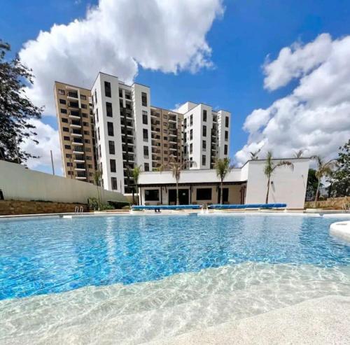 Emaza Lux 2 Bedroom Stylish Modern Apartment at Mi Vida Swimming Pool & Gym