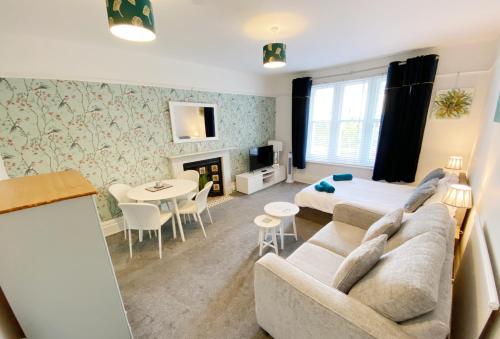 April Lodge The Chine A Spacious Studio Beach Parking Couples Friends Families — 4-Star Luxury Hotel in Bournemouth, United Kingdom