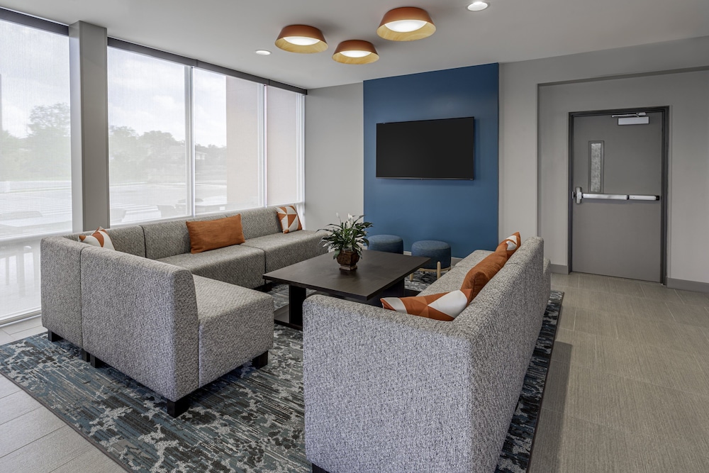 avid hotel Milwaukee West Waukesha by IHG - photo 2