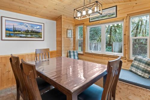 Cedar Cabin at Rainier Entrance Hot Tub and Cinema — 4-Star Luxury Hotel in Ashford, United States