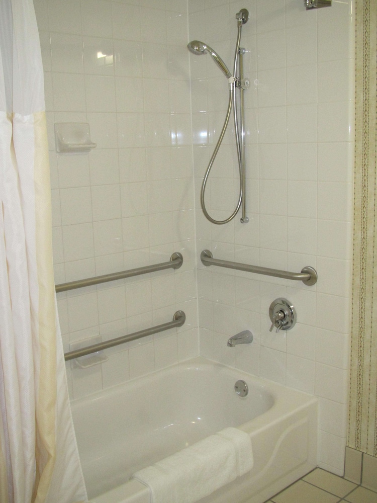 Hilton Garden Inn Addison - photo 23