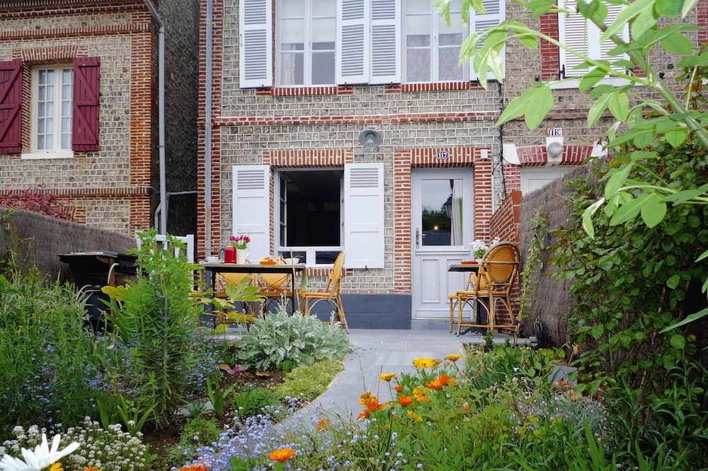 Charming House Near Alabaster Coast Beach — 4-Star Luxury Hotel in Yport, France