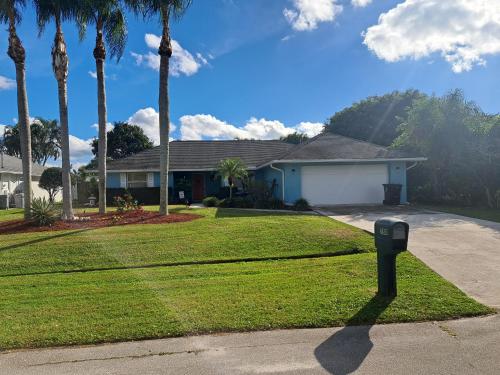 Tropical Paradise 3 bedroom 2 bath Home w pool — 4-Star Luxury Hotel in River Park, United States