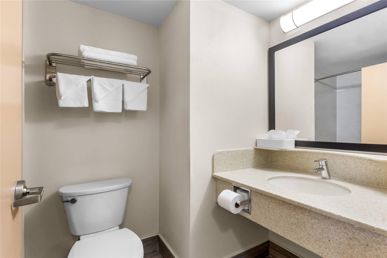 Econo Lodge Woodbridge - photo 12