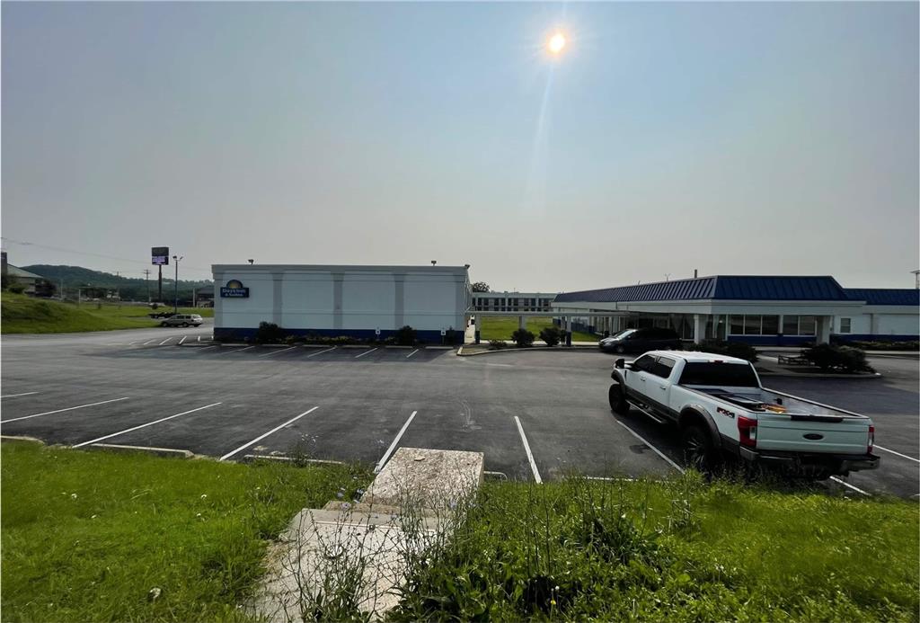 Days Inn & Suites by Wyndham York - photo 23