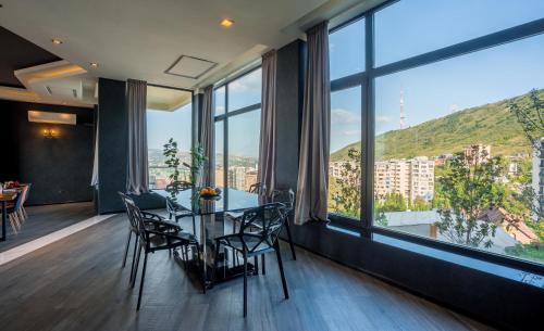 Entire House Cityscape Retreat: The View