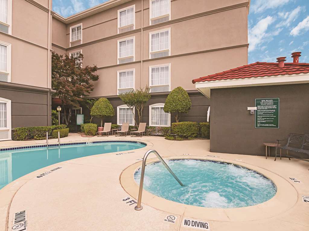 La Quinta Inn & Suites by Wyndham Fort Worth City View - photo 10