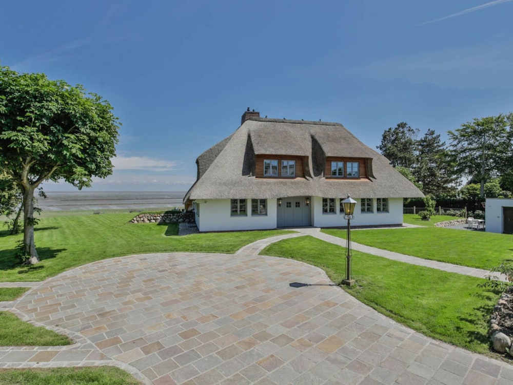 House by the sea Comfortable Holiday Residence — 4-Star Luxury Hotel in Sylt-Ost, Germany