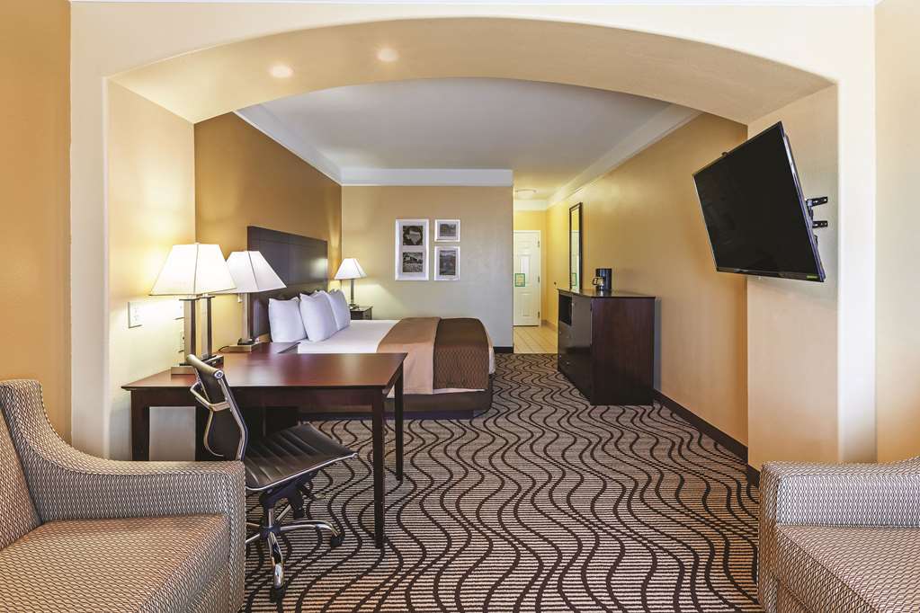 La Quinta Inn & Suites by Wyndham Angleton - photo 25