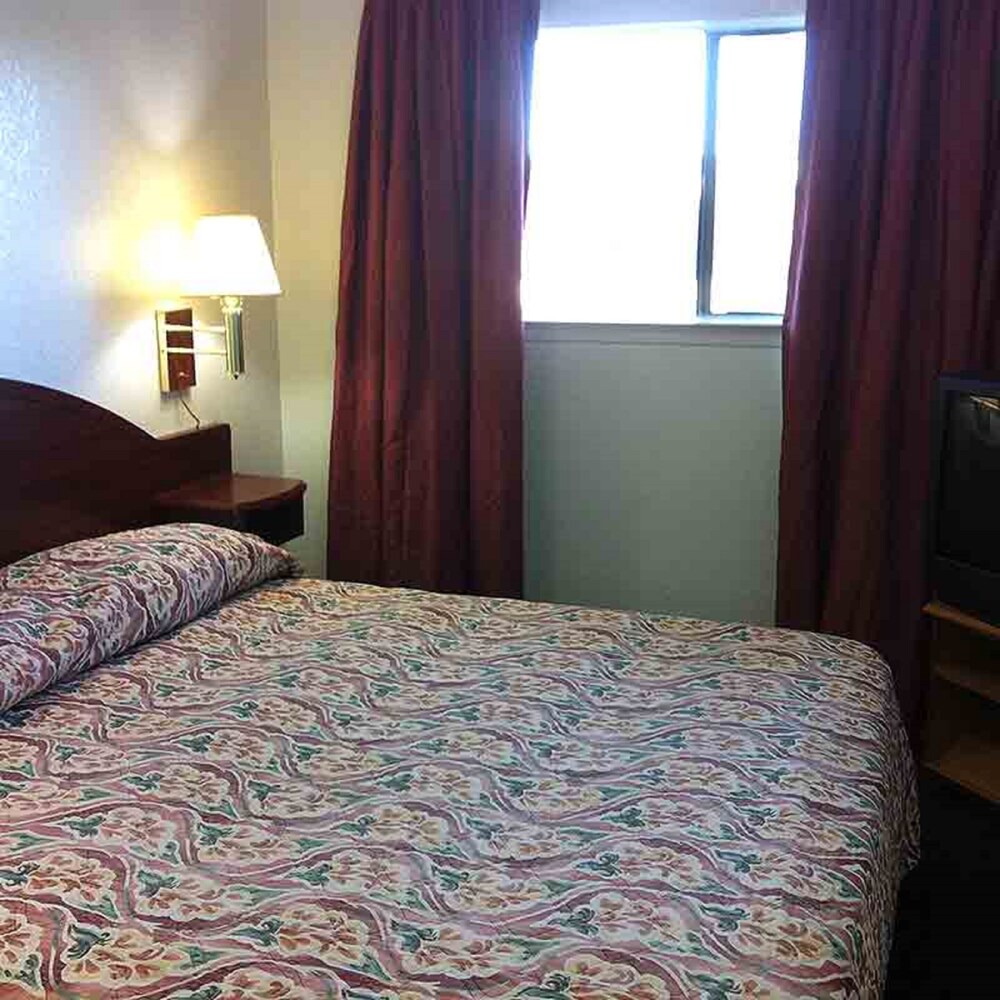 Oaktree Inn and Suites - photo 4