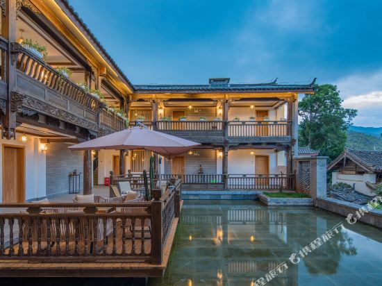 Wangshan Travelling With Hotel — 4-Star Luxury Hotel in Lijiang, People's Republic of China