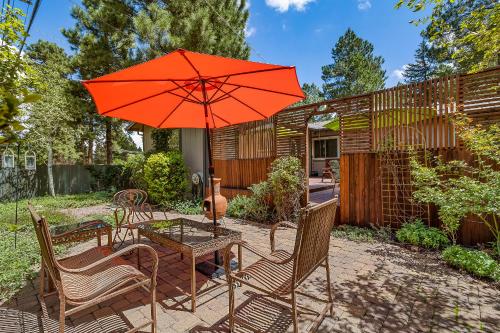 Captivating Continental Country Club Retreat with 4 BDR and Spacious deck — 4-Star Luxury Hotel in Flagstaff, United States