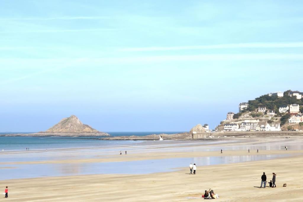 Les Bains Studio Vue Mer Laterale Balcon Plage Au Pied Val Andre in Pleneuf-Val-Andre, France