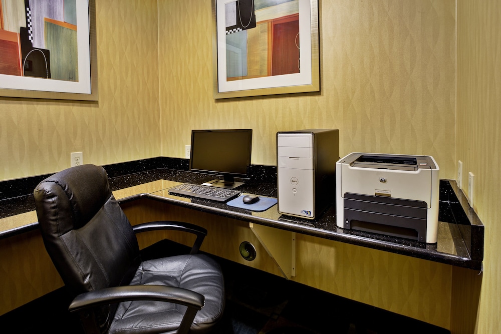 Holiday Inn Express Hotel & Suites Woodhaven by IHG - photo 46
