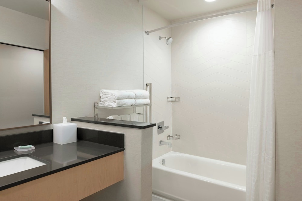 Fairfield by Marriott Inn & Suites Kansas City at The Legends - photo 16
