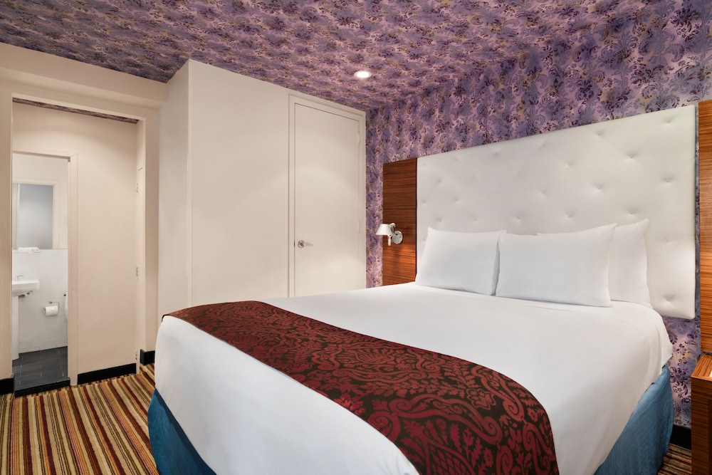 Night Hotel Broadway - photo 23