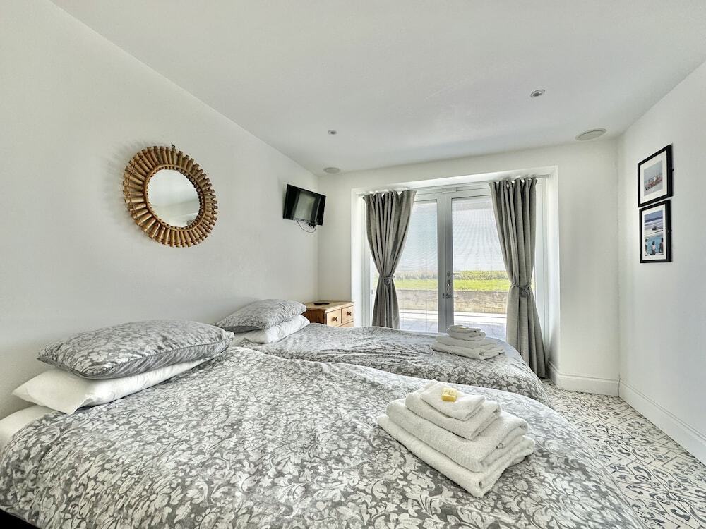 The Sandcastle - last minute hotel in Pembroke