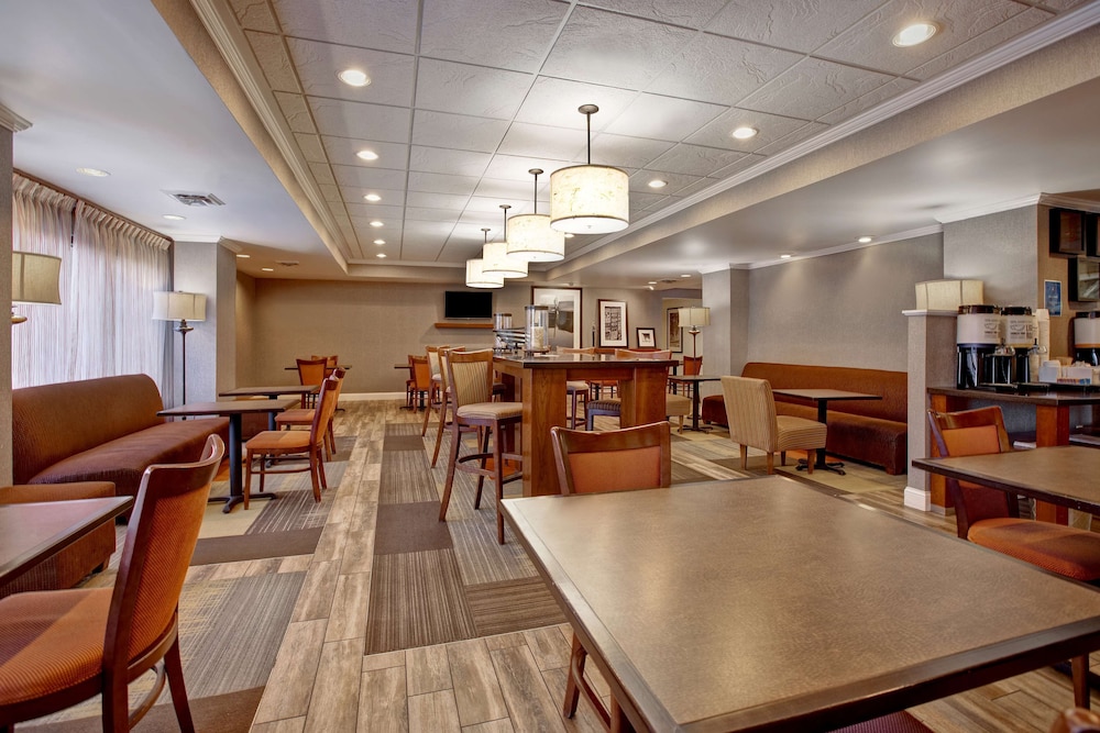 Hampton Inn Ft. Wayne Southwest - photo 42