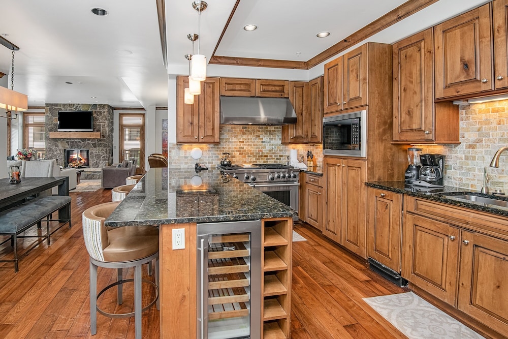 Lionsquare North Tower #402 5 Bedroom Condo by RedAwning in Vail, United States