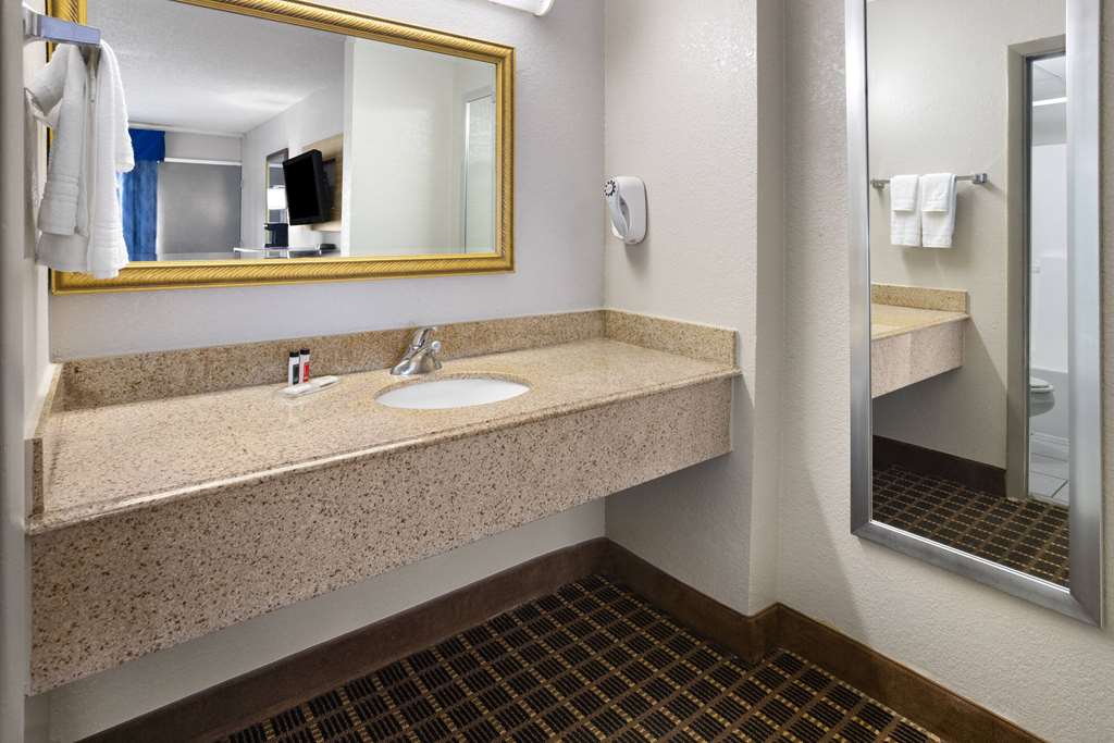 Days Inn by Wyndham Waycross - photo 21