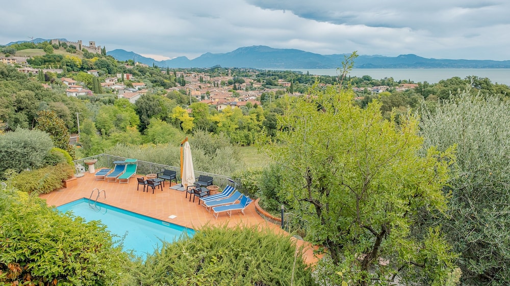 Villa Castlegrace Lake Garda Italian Homing — 4-Star Luxury Hotel in Padenghe Sul Garda, Italy