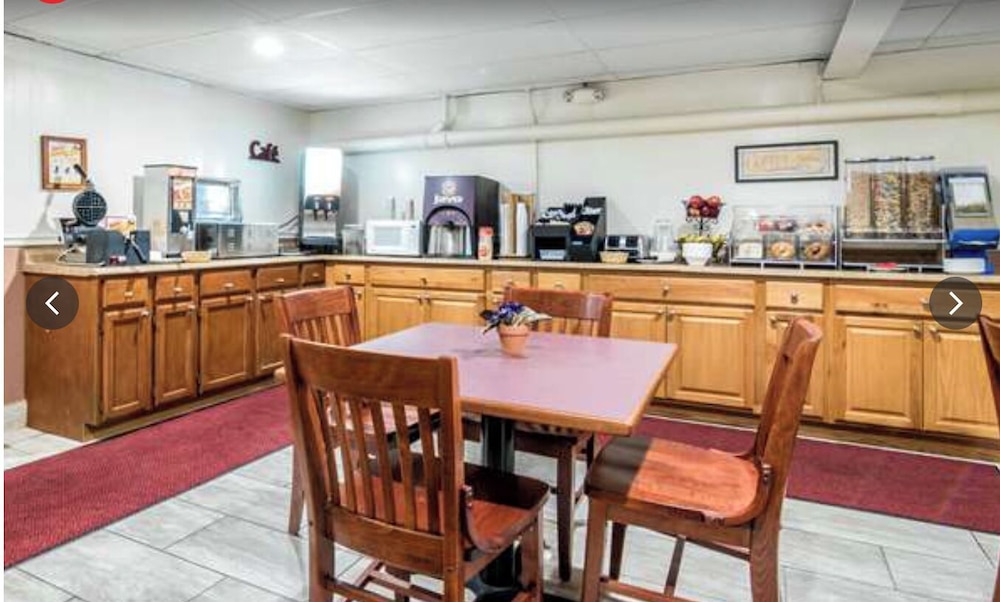 Econo Lodge Inn & Suites Tilton - photo 12