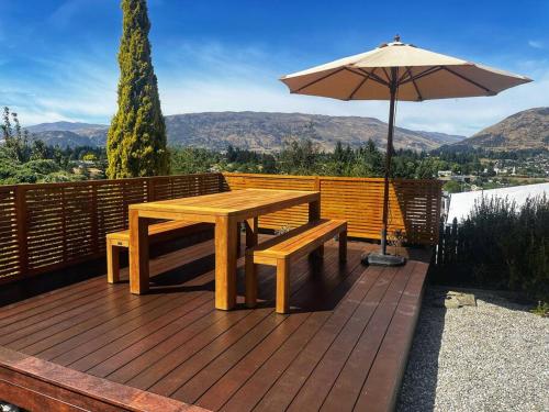Wanaka close to town with large Outdoor living space Sleeps 9 — 4-Star Luxury Hotel in Wanaka, New Zealand