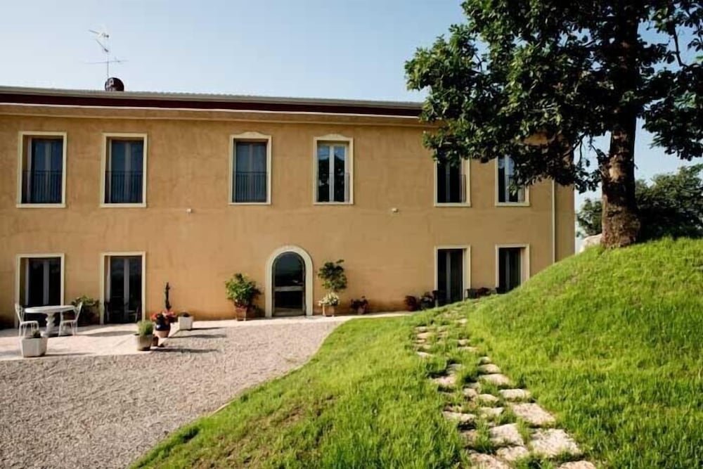 Agriturismo Panorama — 4-Star Luxury Hotel in Castelnuovo Del Garda, Italy