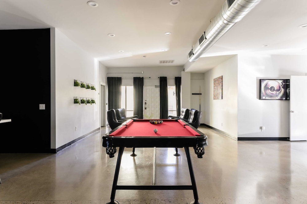 Luna Industrial Artist's Loft in Old Town w Billiards - photo 12