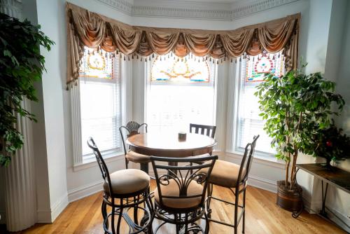 Club Salon Sleeps 10 20 Free Parking & TV — 4-Star Luxury Hotel in Chicago, United States