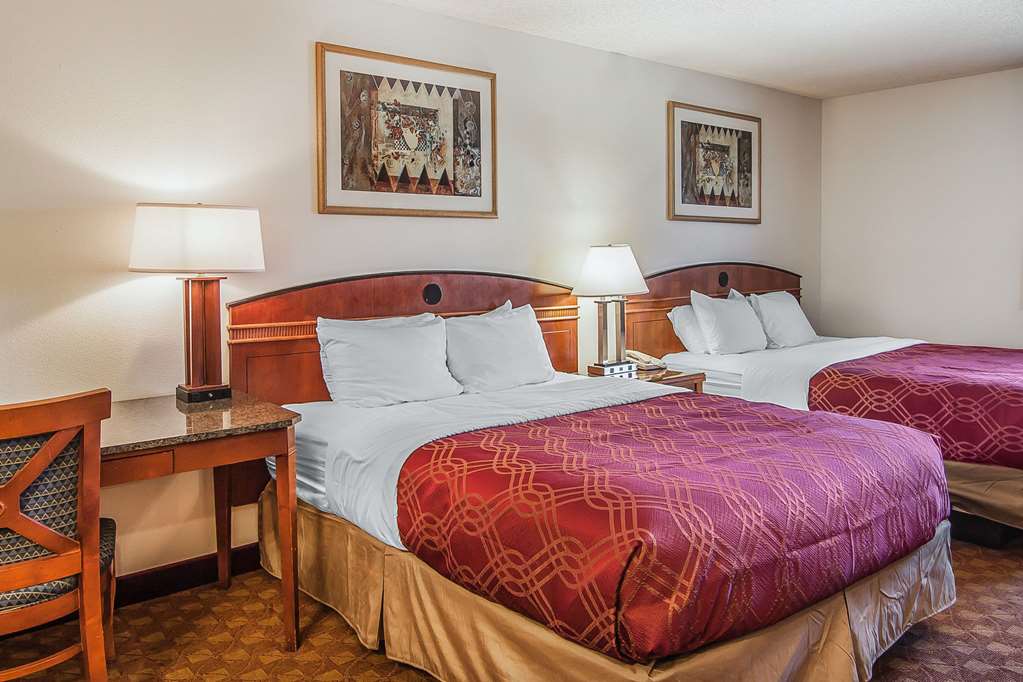 Econo Lodge Inn & Suites Madras - photo 18