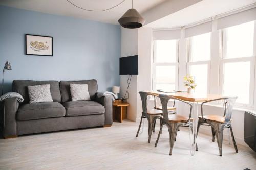 Barry Island Beachfront Apartment Stunning Bay Views And Private Parking — 4-Star Luxury Hotel in Barry, United Kingdom